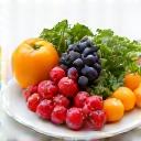 Iconiță cu o farfurie plină de fructe și legume proaspete